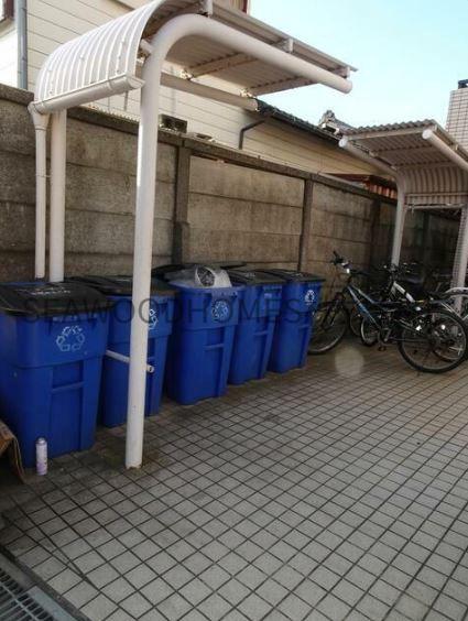 ロビー　敷地内にゴミ出し場があり便利です