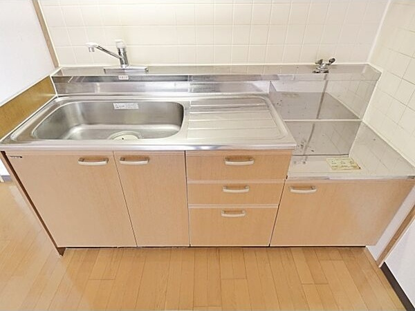 キッチン　※写真は同じマンションの違う部屋のものになります。