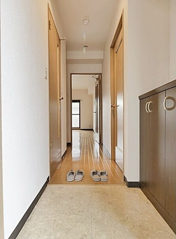 玄関　※写真は同じマンションの違う部屋のものになります。