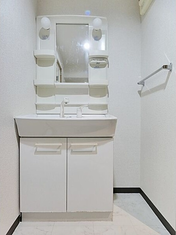 洗面設備　※写真は同じマンションの違う部屋のものになります。