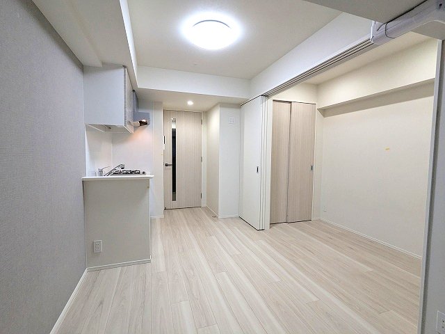 居室・リビング　ダイニングに床暖房・エアコン・照明付、洋室にクローゼット付き