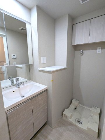 洗面設備　トイレと独立した独立洗面脱衣室、ハンドシャワー付2面鏡付洗面
