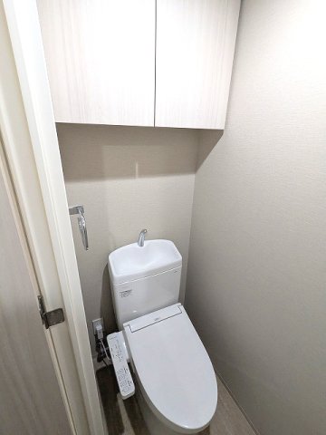 トイレ　洗面室と独立した温水洗浄便座です