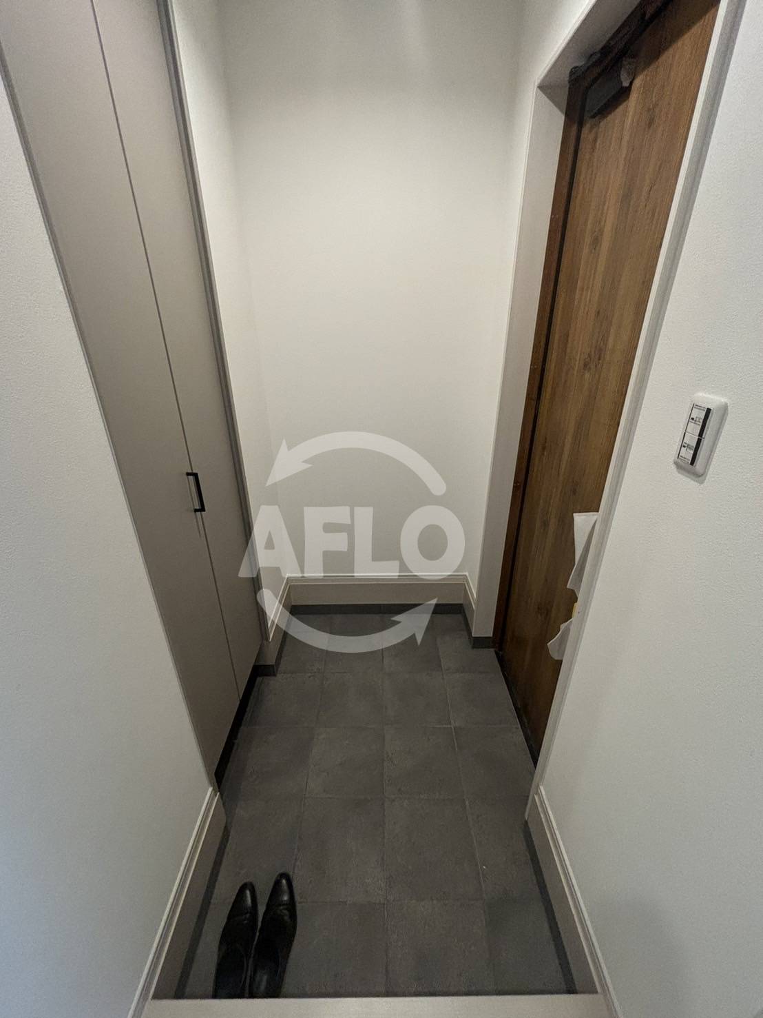 玄関　港区港晴4丁目戸建　玄関