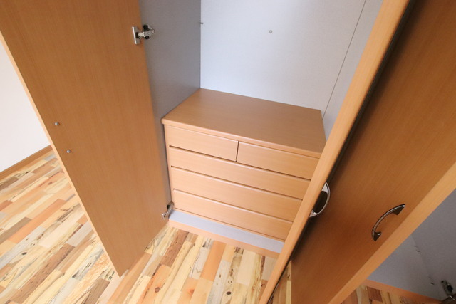 収納　荷物や小物をすっきり整理できる、便利なチェスト付き収納。