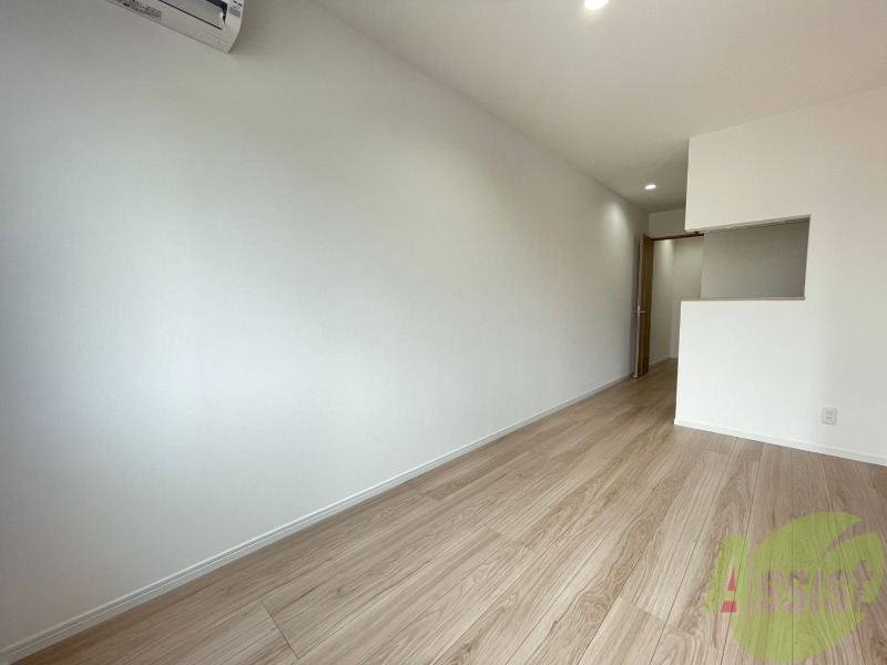 居室・リビング　白を基調とした綺麗なお部屋ですね。日当たりも良好です