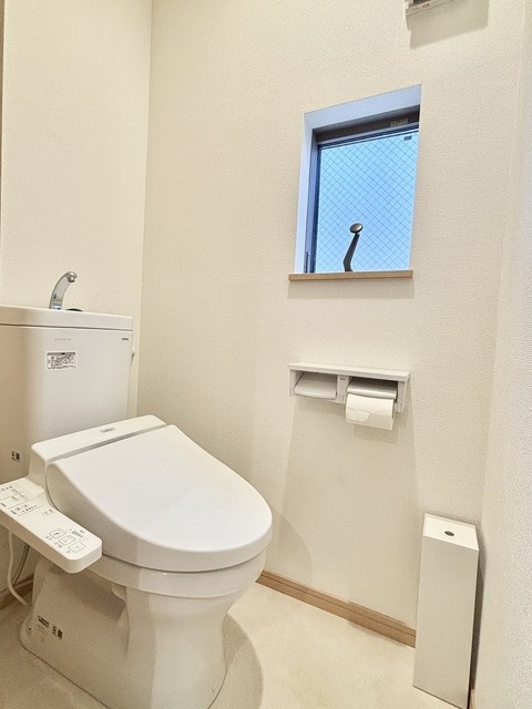 トイレ　＊入居中の写真につきカーテン・家具・家電・備品等は設備に含み