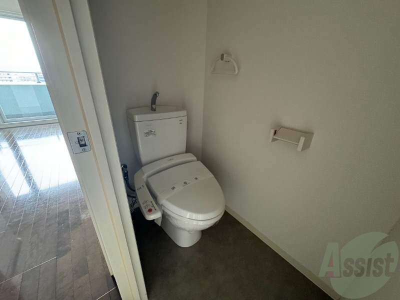 トイレ　トイレは白基調でとても綺麗ですね。広さも十分にあります。