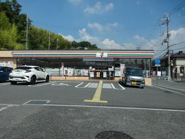 コンビニ　セブンイレブン三日市町駅前店（コンビニ）まで654m