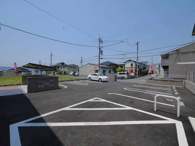 駐車場　車をお持ちの方に嬉しい駐車場付きの物件です