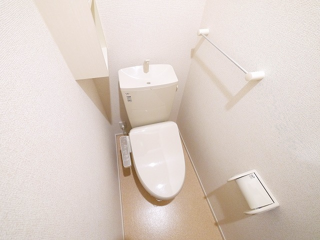トイレ　落ち着いた色調のトイレです