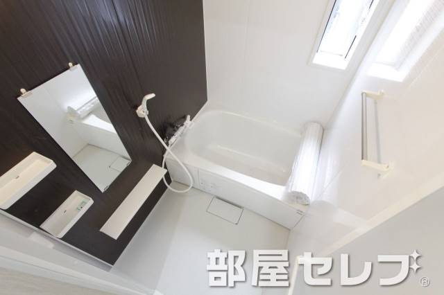 バス・シャワールーム　お風呂に小窓あります。
