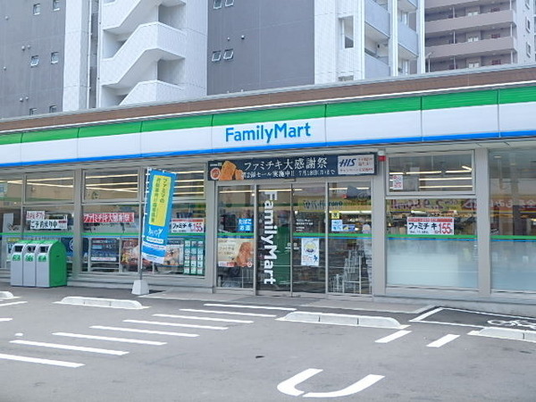 コンビニ　ファミリーマート博多駅南三丁目店（コンビニ）まで160m