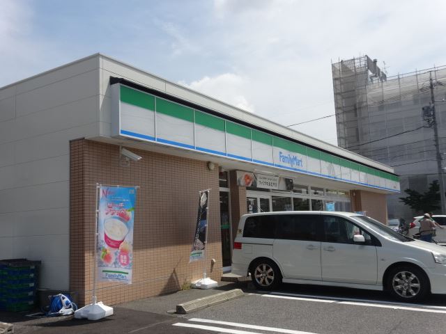 コンビニ　ファミリーマート（コンビニ）まで650m