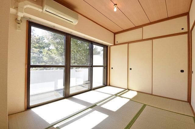 居室・リビング　★南向きで日当たり良好・6帖の和室です★