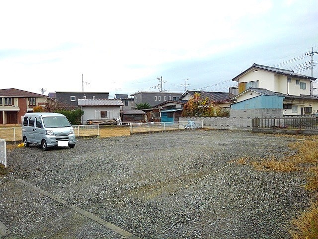 【甲斐市名取のアパートの駐車場】