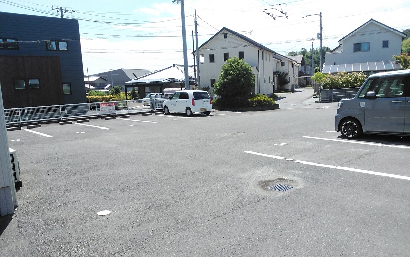 【シャーメゾンエンギA棟の駐車場】