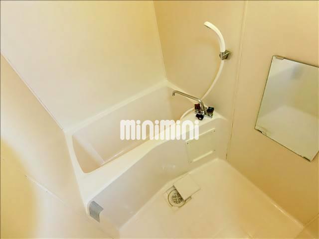 バス・シャワールーム　湯船に浸かって１日の疲れを癒しましょう。