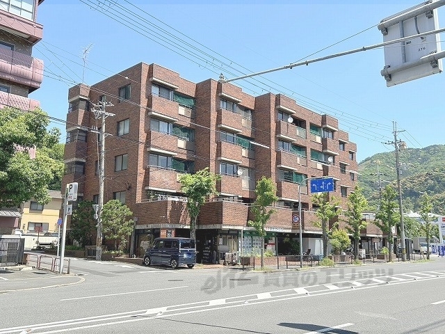 京都市左京区岡崎東天王町のマンションの建物外観