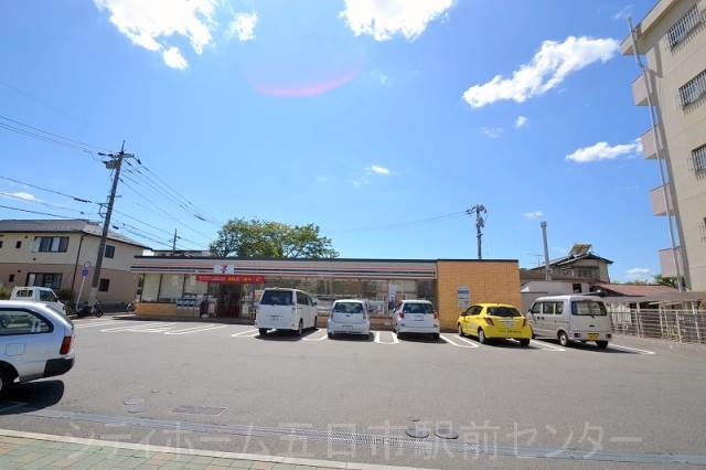 コンビニ　セブンイレブン（コンビニ）まで708m