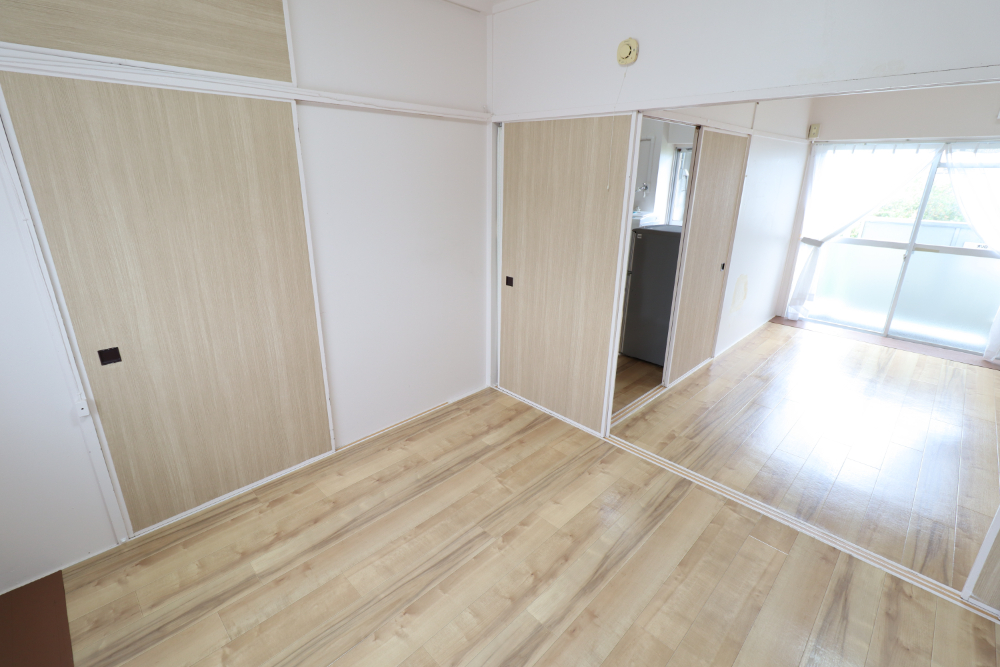 居室・リビング　白で統一された明るい室内