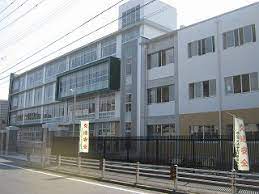 【カーサ新屋敷A棟の小学校】