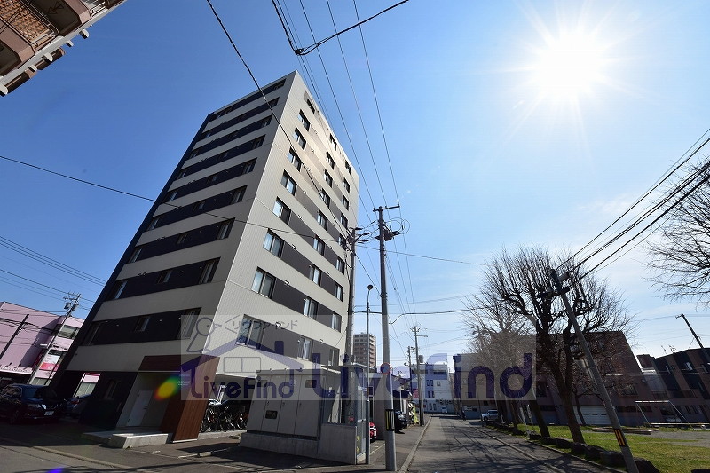 札幌市豊平区平岸三条のマンションの建物外観