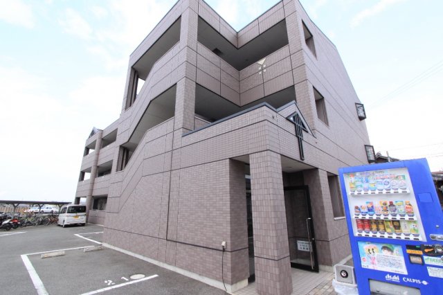 大和高田市大字築山のマンションの建物外観