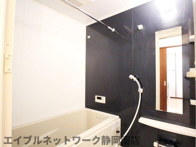 バス・シャワールーム　落ち着いた空間のお風呂です