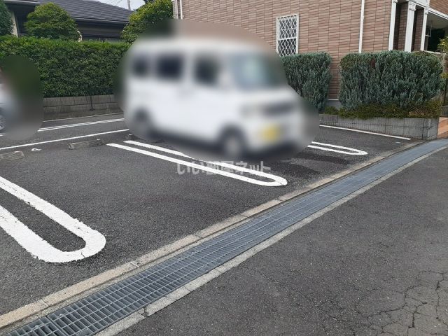 【メルヴェーユIの駐車場】