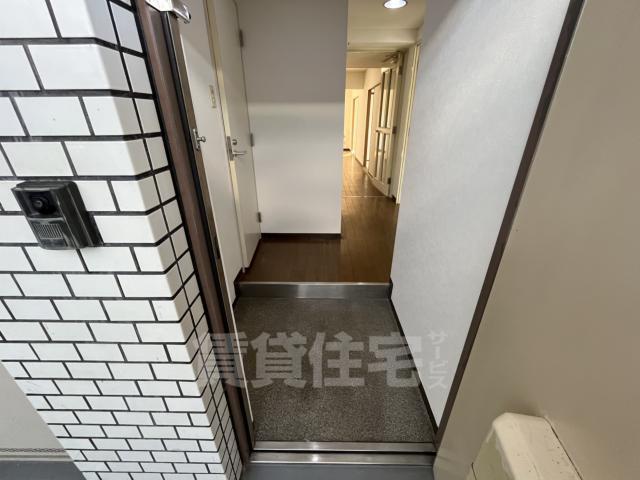 【京都市西京区下津林東大般若町のマンションの玄関】