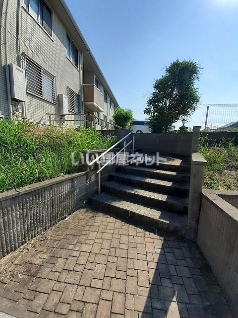 【常滑市かじま台のアパートのエントランス】