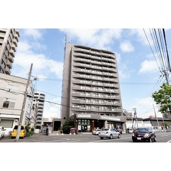 【札幌市中央区南十八条西のマンションの建物外観】