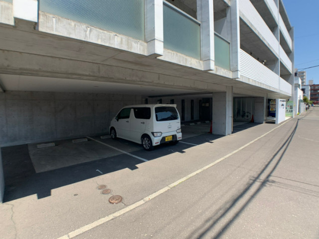 【札幌市東区北四十四条東のマンションの駐車場】