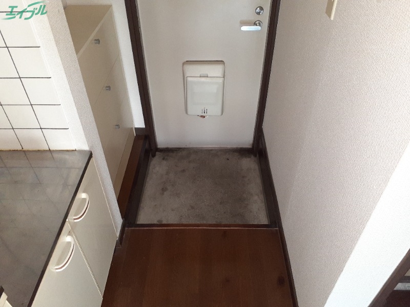 玄関　同タイプ、別の部屋の写真です。