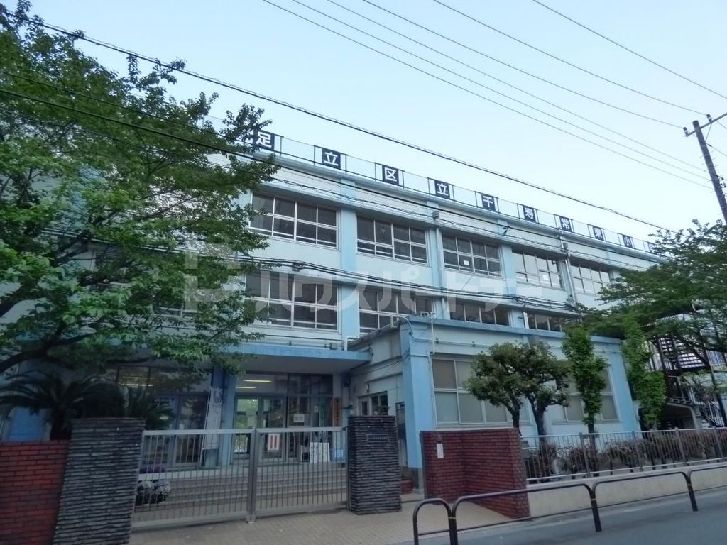 【足立区千住旭町のマンションの小学校】