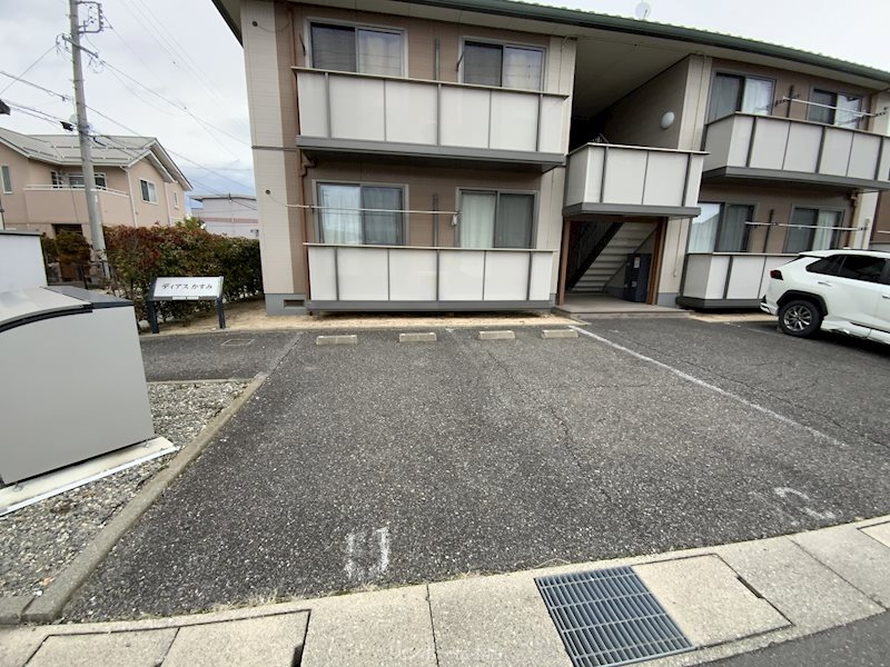 【松本市大字島内のアパートの駐車場】