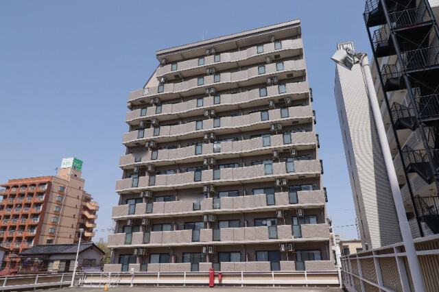 【宇都宮市東宿郷のマンションの建物外観】