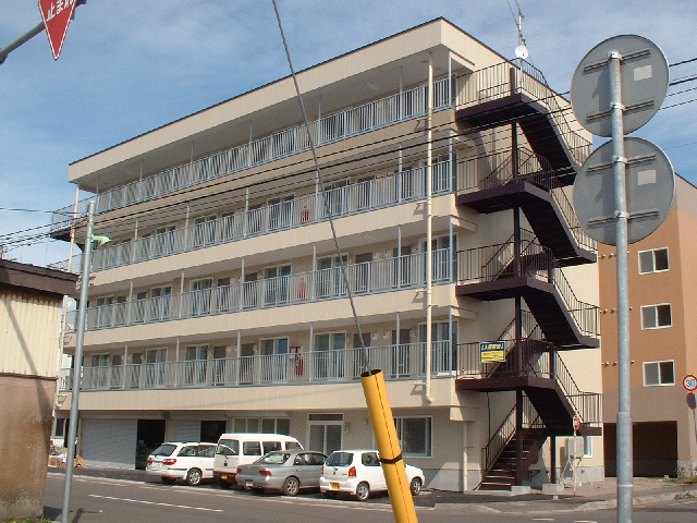 函館市的場町のマンションの建物外観