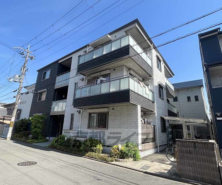 京都市右京区西院西田町のマンションの建物外観