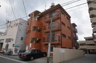 【鹿児島市下荒田のマンションの建物外観】