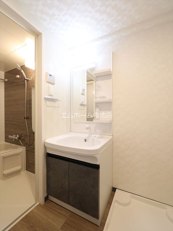 洗面設備　脱衣所　独立洗面台（シャンプードレッサー付）室内洗濯機置き場