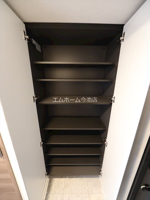 玄関　玄関　シューズボックス付