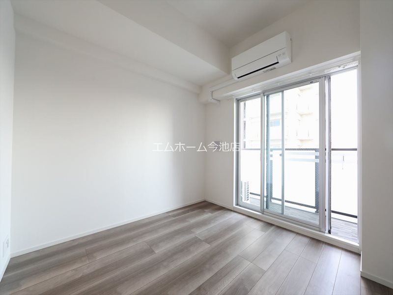 バルコニー　洋室6.6帖　エアコン付　収納充実　バルコニー