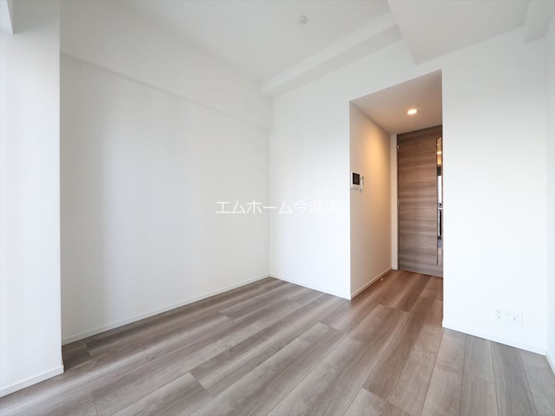 居室・リビング　洋室6.6帖　エアコン付　収納充実　バルコニー