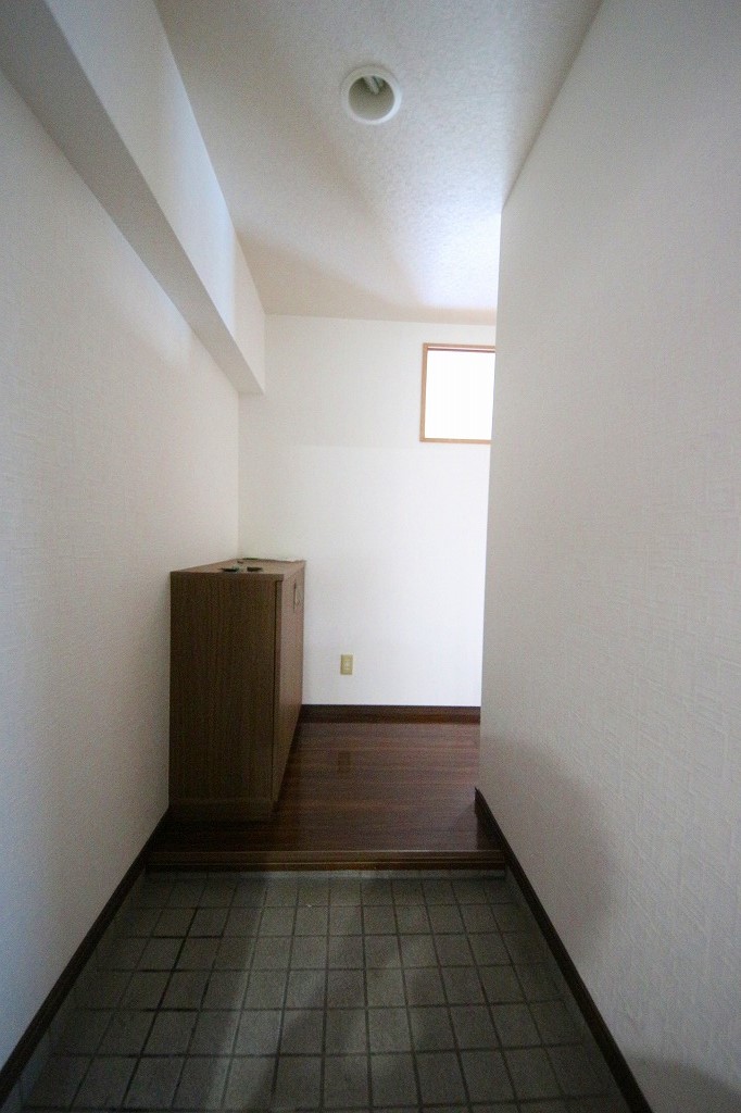 玄関　同タイプの部屋の写真の為、現状優先です。