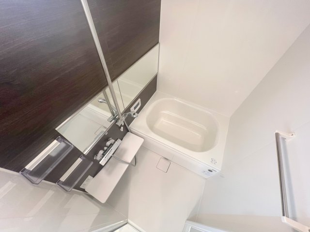 バス・シャワールーム　広めのお風呂は一日の疲れを癒してくれます。