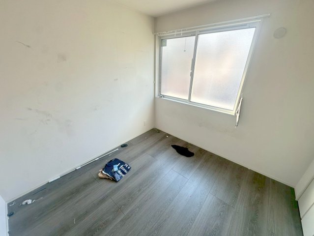 居室・リビング　明るく広々とした洋室です。