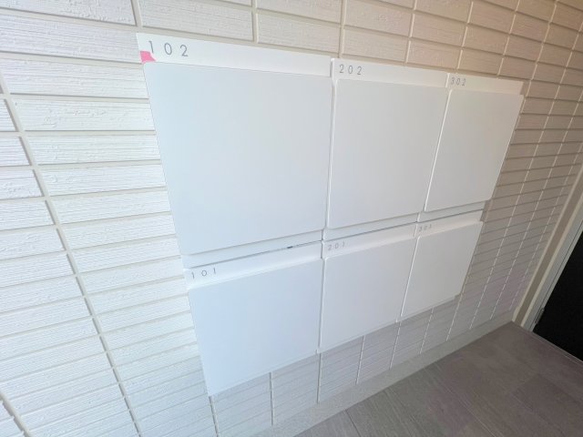 ロビー　ロビーにある各部屋毎のメールボックス。