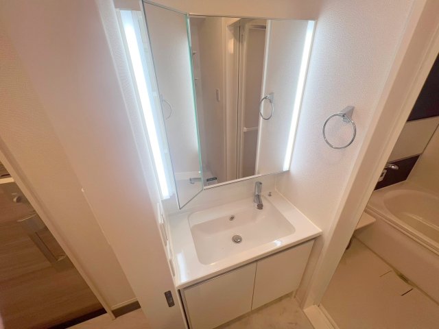 洗面設備　身支度が出来る独立洗面台です。